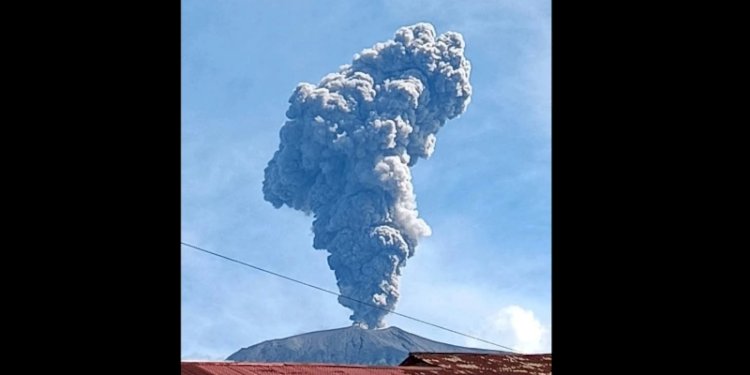 Semburan abu vulkanik Gunung Marapi, Sumatera Barat, Sabtu, 4 Januari 2025/Ist