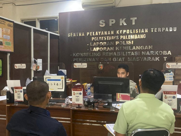 Kabid PPUD Satpol PP Kota Palembang, B Ritonga saat membuat laporan ke SPKT Polrestabes Palembang. (ist/rmolsumsel.id) 