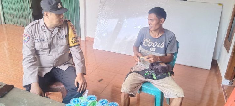 Anggota Polres OKU saat meminta keterangan dengan suami korban. (ist/rmolsumsel.id)