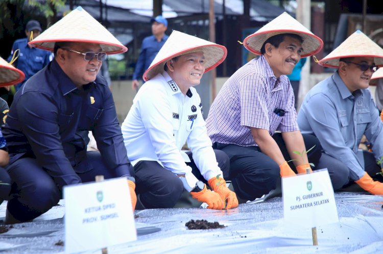 Pj Gubernur Sumsel, Elen Setiadi saat melakukan penanaman cabai dan bawang merah. (humas prov Sumsel/rmolsumsel.id) 