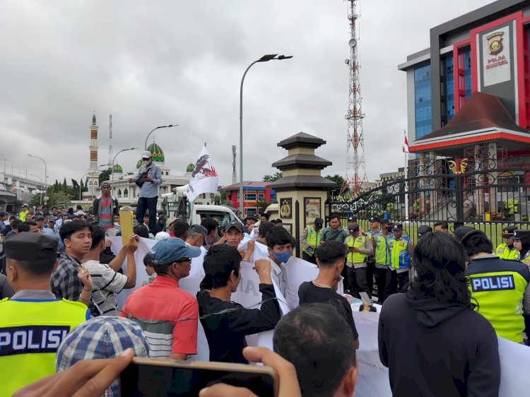  Aksi massa dari Forum Pemuda Garuda Sumatera Selatan saat menggeruduk Mapolda Sumsel melakukan unjuk rasa meminta laporan pemalsuan tanda tangan yang dibuat tiga tahun lalu belum ada kejelasan. (Fauzi/RMOLSumsel.id)