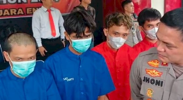 Kapolres Muara Enim AKBP Jhoni Eka Putra melakukan wawancara dengan tersangka spesialis Curanmor sepeda motor. (Noviansyah/RMOLSumsel.id)