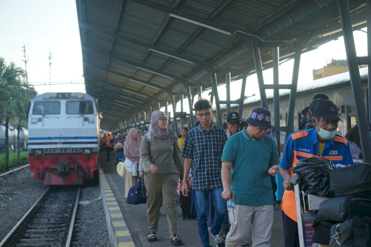Penumpang kereta api di Stasiun Kertapati Palembang. (ist/rmolsumsel.id)