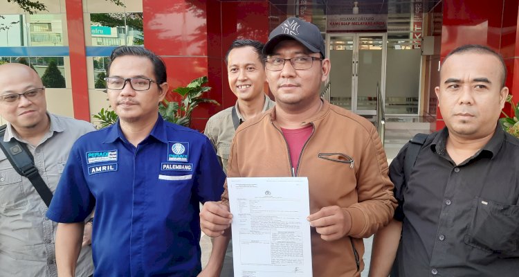 Deddy Pranata mewakili warga perumahan Kota Modern Sriwijaya menunjukkan bukti laporan polisi dihadapan wartawan/Foto: Fauzi