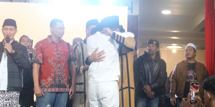 Momen Gus Miftah menangis dan memeluk musisi Charly Van Houten di Sleman/Ist