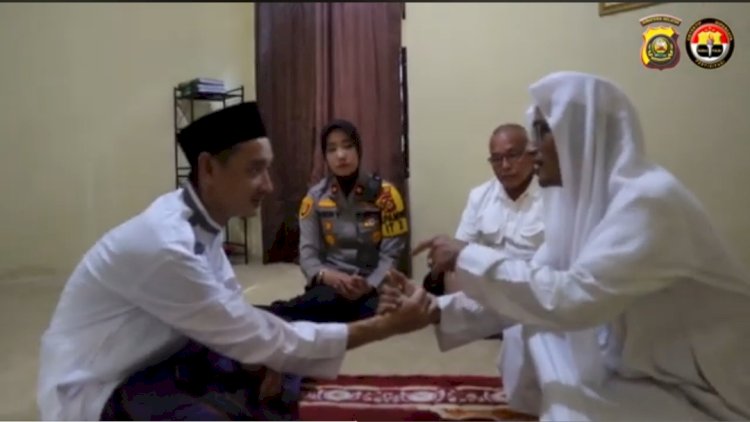  Dedy Chandra saat dibimbing ustadz H Amak Syahab mengucapkan dua kalimat syahadat. (Dokumentasi Polisi)