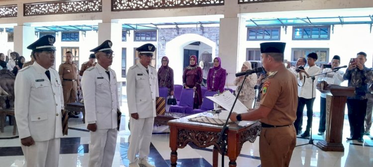 Pj Bupati Empat Lawang, Fauzan Khoiri Denin saat melantik tiga penjabat kepala desa di Pendopoan Rumah Dinas Bupati Empat Lawang. (Salim/RMOLSumsel.id)