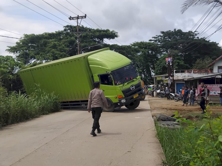 Kondisi truk box bermuatan air mineral terperosok di Jalan Lettu Karim Kadir Gandus Palembang. (Fauzi/RMOLSumsel.id)