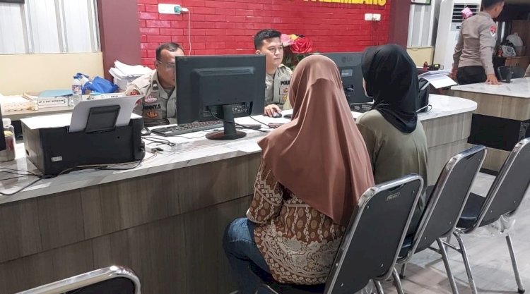Korban ditemani kakak iparnya saat membuat laporan ke SPKT Polrestabes Palembang/Foto: Denny Pratama