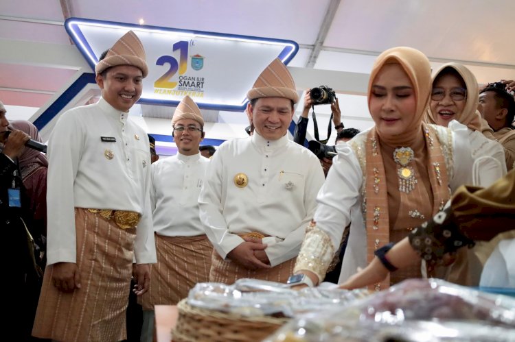 Pj Gubernur Sumsel, Elen Setiadi saat meninjau salah satu stan di Ogan Ilir Expo 2024. (ist/rmolsumsel.id) 