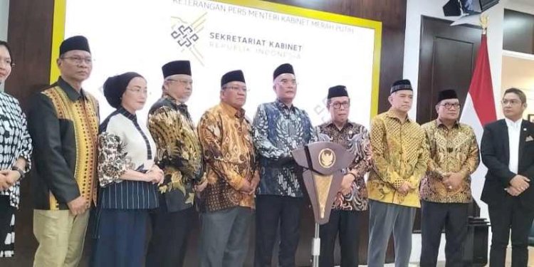 Ketua Komisi VIII DPR, Marwan Dasopang (tengah) dan panja haji DPR di Istana Merdeka Jakarta . (ist/rmolsumsel.id) 