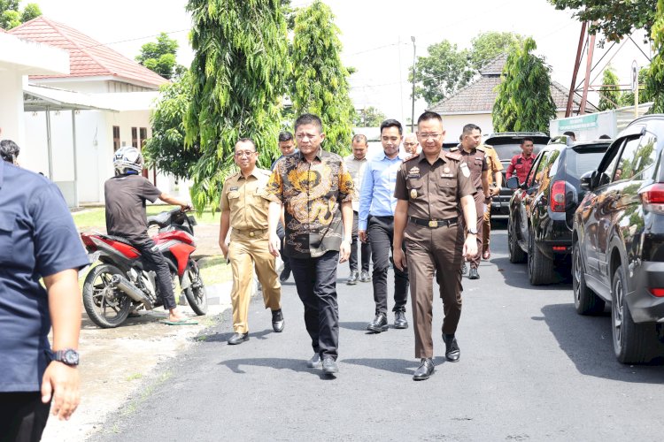 Bupati dan Kajari OKU Timur saat MoU kerjasama dengan Camat se OKU Timur. (Kominfo OKU Timur/rmolsumsel.id) 