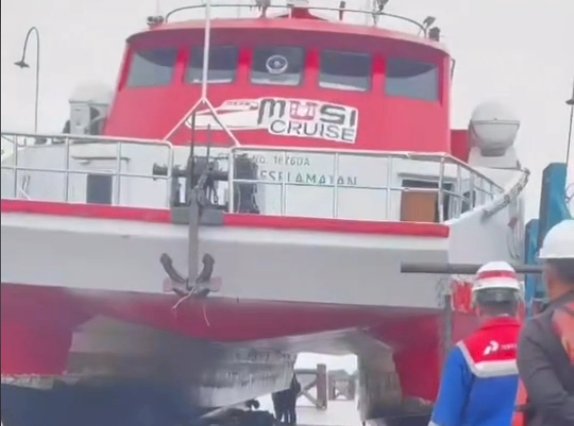 Proses perbaikan kapal wisata Musi Cruise yang rusak. (Tangkapan Layar Medsos)
