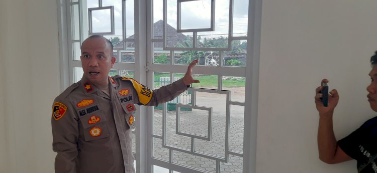 Kapolsek Sukarami Kompol Alex Andriyan saat mengecek langsung TKP kaca pecah di Masjid Ash Shomad Soak Simpur Palembang. (Fauzi/RMOLSumsel.id)
