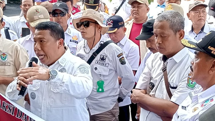 Perwakilan Forum Kades Muara Enim saat menyampaikan orasinya. (noviansyah/rmolsumsel.id) 