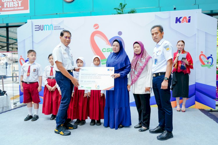 Penyaluran CSR ke SDN 166 Palembang. (ist/rmolsumsel.id) 