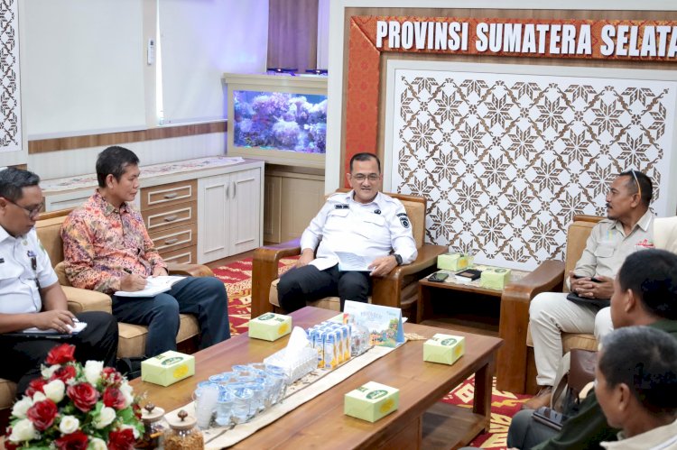 Sekda Sumsel, Edward Chandra saat menerima audiensi Direktur Bank Sampah Indonesia, Hanardono. (humas prov Sumsel/rmolsumsel.id) 