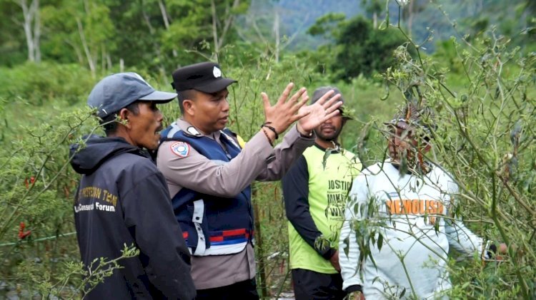 Bripka Adi Syafnur Arisal bersama masyarakat Beutong Ateuh Banggalang/Polda Aceh