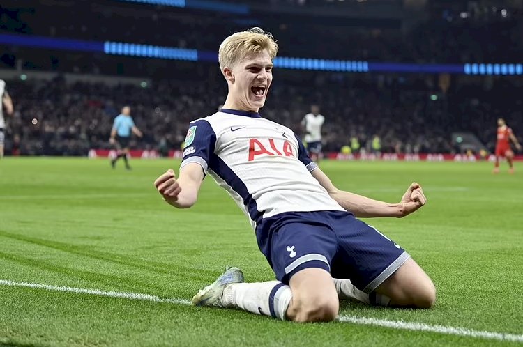 Bergvall pemain muda Spur mencetak gol ke gawang Liverpool/Daily Mail