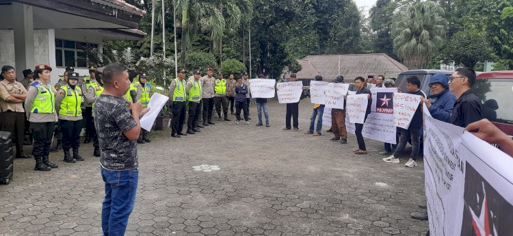 Aksi unjuk rasa yang dilakukan massa yang tergabung dalam Masyarakat Sadar Korupsi Indonesia di Dinas Kehutanan Provinsi Sumsel . (Fauzi/RMOLSumsel.id)