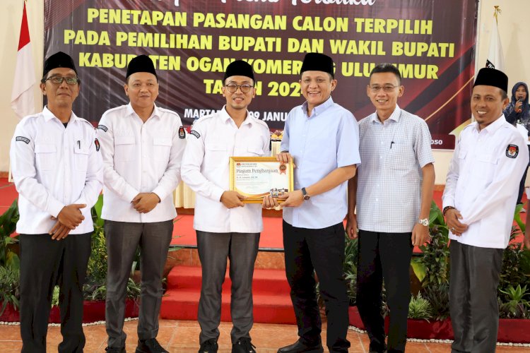 Pasangan Enos -Yudha foto bersama komisioner KPU OKU Timur usai rapat pleno. (ist/rmolsumsel.id) 