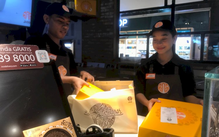 Toko retail hingga mini market di Palembang tidak lagi menyediakan kantong plastik untuk membungkus belanjaan konsumen/Foto: Maya Hasan