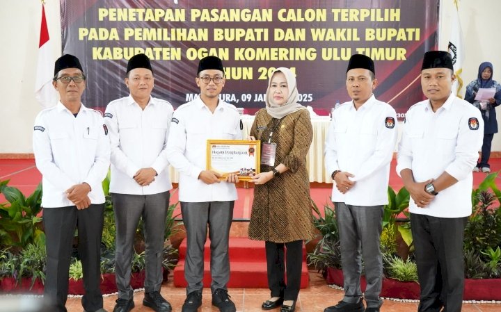 Komisi Pemilihan Umum (KPU) Kabupaten OKU Timur memberikan penghargaan kepada Dinas Komunikasi dan Informatika (Diskominfo)/ist