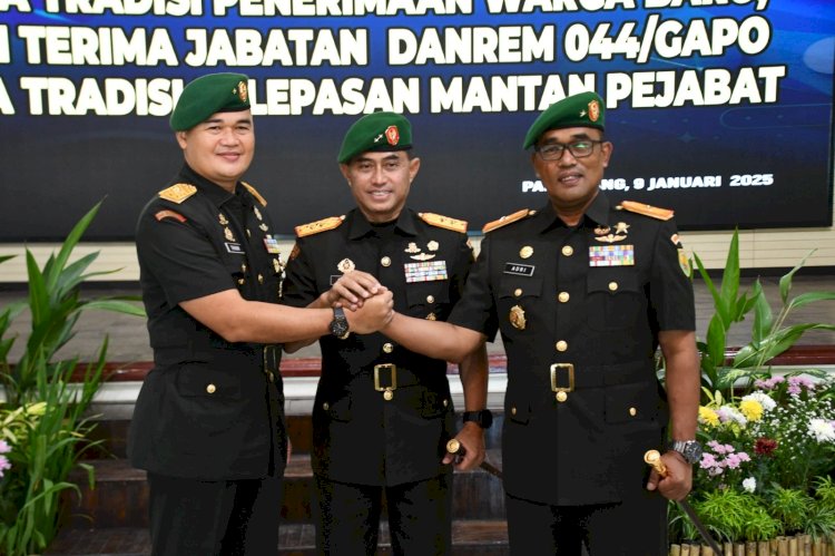 Prosesi serah terima jabatan Komandan Korem 044/Garuda Dempo dari Brigjen TNI Muhammad Thohir kepada Brigjen TNI Adri Koesdyanto dipimpin secara langsung oleh Pangdam II/Swj Mayjen TNI M. Naudi Nurdika, bertempat di Gedung Sudirman Makodam II/Swj Jl. Jenderal Sudirman Km. 2,5 Kota Palembang, Jumat (10/1).(Handout)