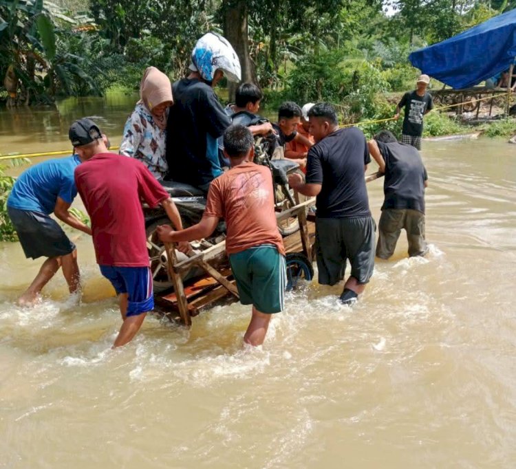 Sepeda motor salah satu warga diangkut menggunakan gerobak lantaran akses jalan di PALI-Musi Rawas terendam banjir. (Eko Jurianto/RMOLSumsel.id)