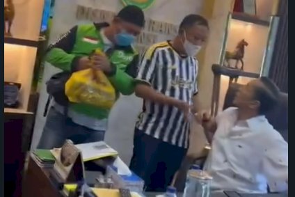 Kajari Palembang Hutamrin saat melakukan OTT langsung terhadap Kepala Dinas Ketenagakerjaan dan Transmigrasi (Kadisnakertrans) Deliar Marzoeki . (Tangkapan Layar Instagram)