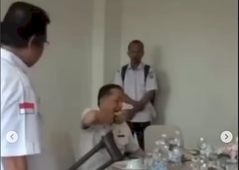 Video keributan antara pihak buruh dengan Kepala Dinas Tenaga Kerja dan Transmigrasi (Kadisnakertrans) Sumatera Selatan Deliar Marzoeki sebelum terkena OTT oleh Kejari Palembang. (Tangkapan Layar Instagram Sumselinfo.id)