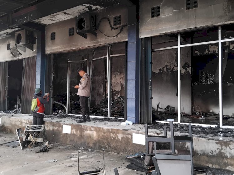 Kondisi kantor Distributor peralatan farmasi di Jalan Bypass Alang-alang Lebar Palembang usai terbakar. (Fauzi/RMOLSumsel.id)