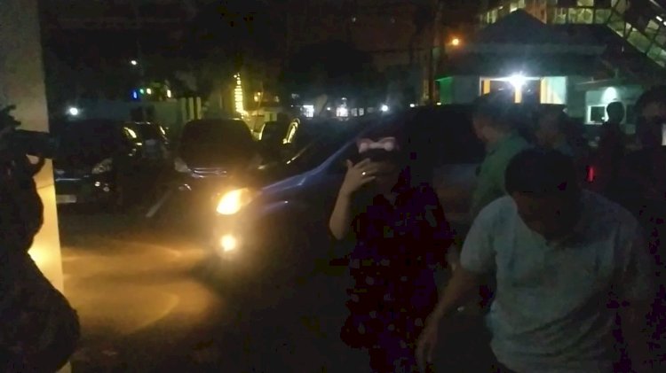 Kejari Palembang amankan rekan Deliar Marzoeki/Foto: Denny Pratama