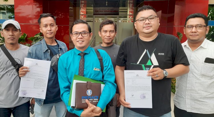  Amril ST SH MH kuasa hukum warga perumahan Kota Modern Sriwijaya menunjukkan bukti laporan polisi dihadapan wartawan/Foto: Fauzi