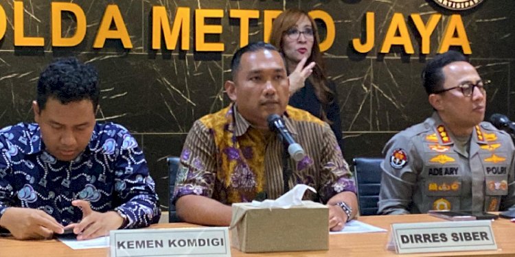 Direktur Reserse Siber Polda Metro Jaya, Kombes Roberto GM. Pasaribu (tengah) di Polda Metro Jaya pada Jumat, 10 Januari 2025./Ist