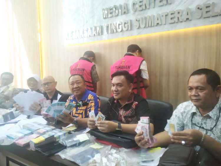 Kajari Palembang Hutamrin saat menujukkan barang bukti uang yang didapatkan dalam ruang kerja Kadisnakertrans SUmsel Deliar Marzoeki yang terkena OTT bersama stafnya inisial AL. (Denny Pratama/RMOLSumsel.id)