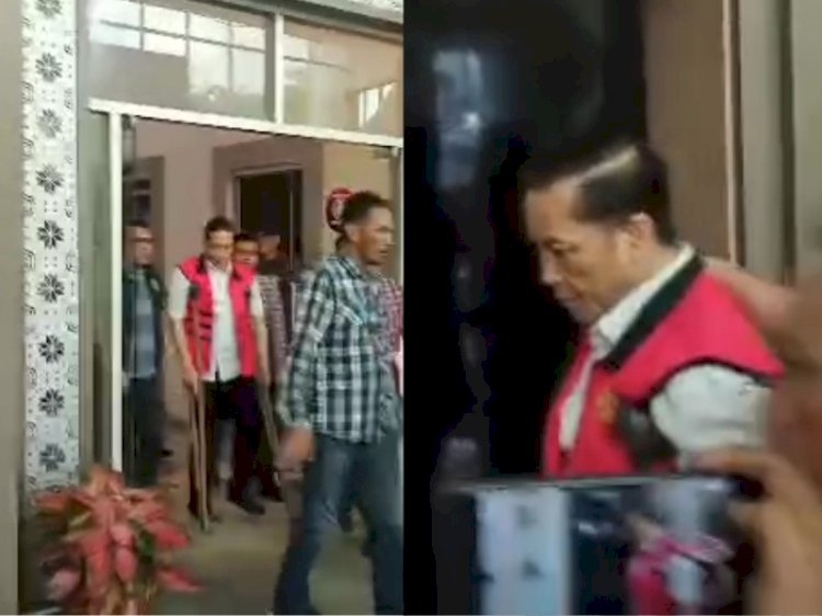 Kepala Dinas Ketenagakerjaan dan Transmigrasi (Kadisnakertrans) Sumatera Selatan, Deliar Marzoeki  menggunakan tongkat saat berada di Kejati Sumsel. (Denny Pratama/RMOLSumsel.id)