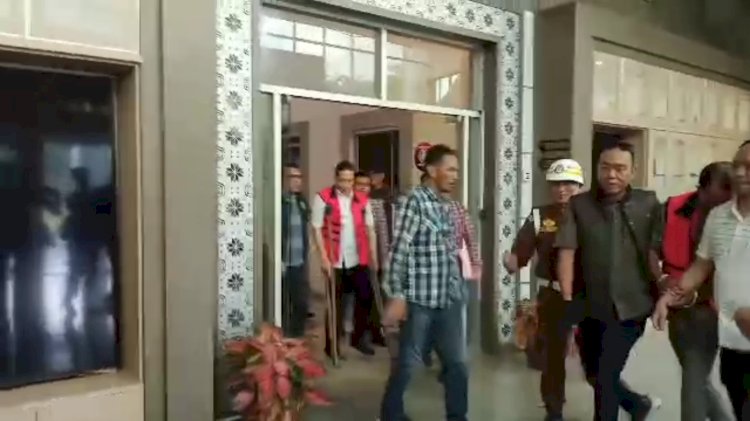 Kadisnakertrans Sumsel, Deliar Marzoeki dan asisten pribadinya, Alex Rohman saat digiring petugas kejaksaan. (handout/rmolsumsel.id)