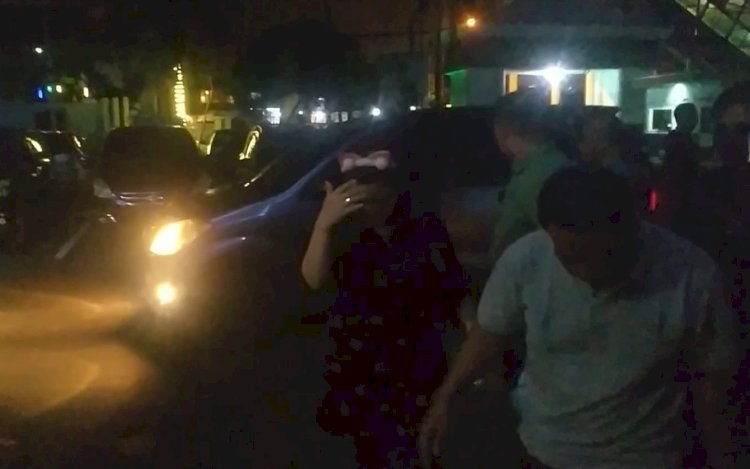 Kejaksaan Negeri (Kejari) Palembang turut mengamankan istri kedua Kepala Dinas Tenaga Kerja dan Transmigrasi (Disnakertrans) Sumatera Selatan, Deliar Marzoeki/Foto: Denny Pratama
