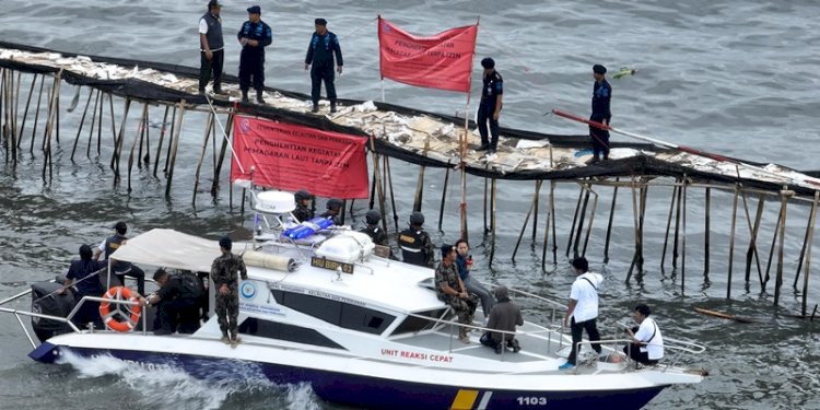 Polisi Khusus (Polsus) Kelautan melakukan penyegelan kegiatan pemagaran laut di Tangerang, Banten, pada Kamis, 9 Januari 2025/Istimewa
