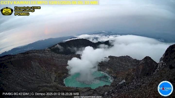 Kondisi kawah Gunung Dempo yang mengeluarkan asap putih/PVMBG