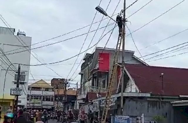Seorang pria di kota Lubuklinggau tewas kesetrum saat memanjat tiang listrik/ist