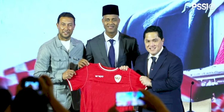 Pelatih Timnas Indonesia, Patrick Kluivert (tengah) bersama Ketua Umum PSSI Erick Thohir (kanan)/Repro