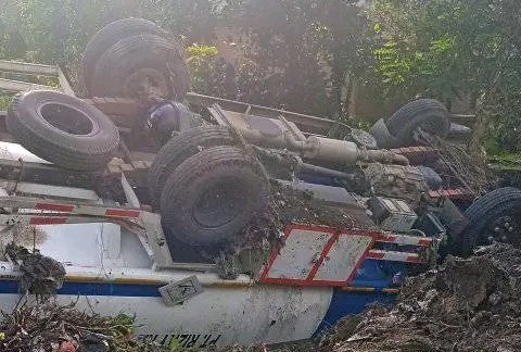 Sebuah truk tangki berkapasitas 8.000 liter dengan tulisan PT Risky Nayla Energy terguling di Desa Sukaraja/ist