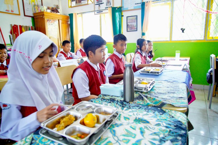 Siswa SD saat mendapatkan Makan Bergizi Gratis/ist