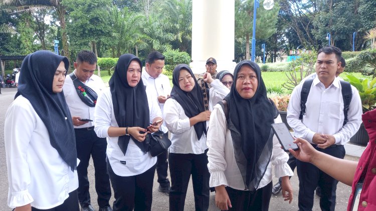 Ratusan guru honorer mendatangi gedung DPRD kota Pagar Alam lantaran tak lulus seleksi PPPK, Senin (13/1/2025). (Taufik/RMOLSumsel.id)