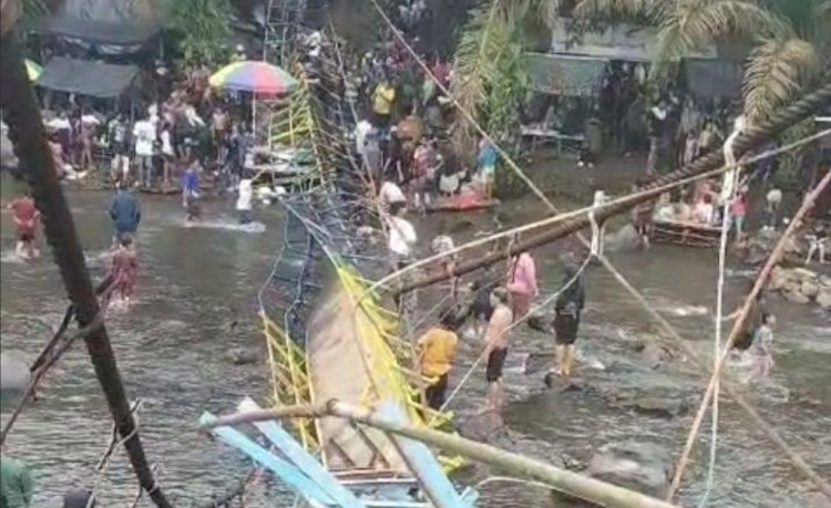 jembatan gantung di Sungai Malus Batu Pepe, Kelurahan Petanang, Kecamatan Lubuklinggau Utara I, kota Lubuklinggau, Sumatera Selatan yang putus karena kelebihan muatan pada saat libur tahun baru, Rabu (1/1/2025). (Dokumentasi Polisi)