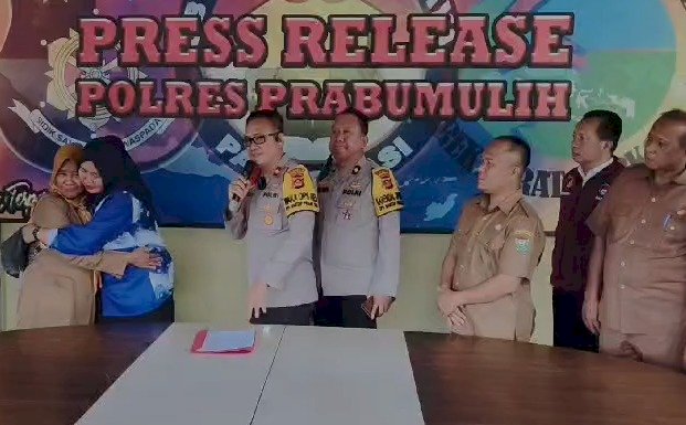 Kedua istri korban dan pelaku berpelukan di hadapan Wakapolres Prabumulih, Kompol Eryadi sebagai tanda sepakat damai. (handout/rmolsumsel.id) 