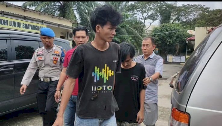 Dua sekawan pelaku pencurian bebek saat menjalani pemeriksaan di Polsek Kalidoni Palembang. (Fauzi/RMOLSumsel.id)