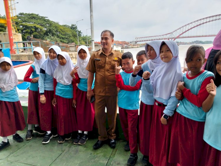 Para siswa SDN 85 berlayar bersama dengan Musi Cruise (Maya Hasan/RMOLSumsel.id)